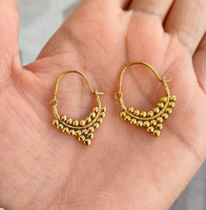 Boucles d'oreilles créoles faites à la main en perles dorées, style tribal bohème minimaliste ethnique, bijoux de Bali par Hari Om Creations - Product Image 1