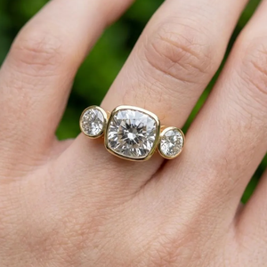 Bague de haute qualité en or avec diamant de laboratoire taille coussin 3 carats (3CTW) sertie clos et pierre centrale de 2 carats - Product Image 3