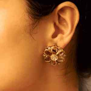 Boucles d'oreilles ethniques Lakshmi Lotus Temple en finition or antique avec pendentifs en perles, ensemble de boucles d'oreilles indiennes en argent sterling 925 - Product Image 1