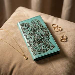 Portefeuille de voyage en cuir véritable 100% fait main, gravé de motifs floraux, pour femme, avec porte-passeport, porte-cartes d'identité, de crédit et de monnaie. - Product Image 3