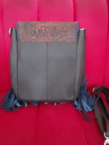 Bolso Bandolera Unisex de Cuero Estilo Western Vintage, Diseño Floral Tallado a Mano, 20-36L, Impermeable, Antirrobo, Disponible en Stock - Product Image 2