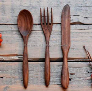 Cuillère classique en bois de noyer sculptée à la main, écologique, artisanale, unique, pour la cuisine ou le thé - Product Image 3