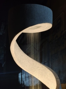 Fuente de Agua en Espiral Moderna de Resina Artificial con Iluminación, Decoración Independiente para Jardín y Patio, Fácil de Instalar - Product Image 3