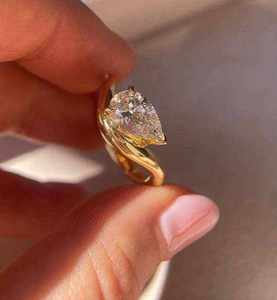 Bague de fiançailles et de mariage pour femme en or 14 carats avec diamant de laboratoire taille poire 1 carat, couleur F, clarté VS1, style vintage - Product Image 1