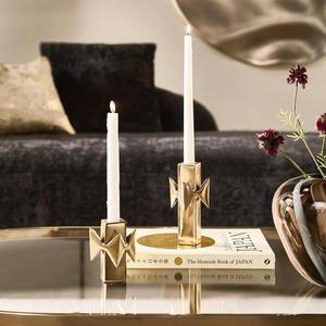 Candelabro Moderno de Metal Dorado con Diseño Geométrico, Portavelas Cónico Abstracto con Puntas, Soporte para Velas de Pilar, Decoración Única y Lujosa para el Hogar, Bodas y Mesas - Product Image 2