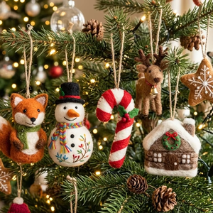 ชุดเครื่องประดับตกแต่งต้นคริสต์มาสทำมือจากผ้าสักหลาด สีสันตามสั่ง ของตกแต่งวันหยุดฤดูหนาว ขายส่ง ของขวัญ ขนสัตว์นุ่ม แขวนประดับ - Product Image 1