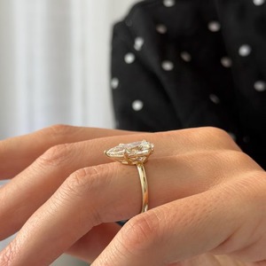 Anillo Solitario de Diamante Cultivado en Laboratorio de 4 Quilates, Corte Pera Alargado, Engaste Bajo, Oro de 18k, 5 Puntas, para Exportación al por Mayor - Product Image 5