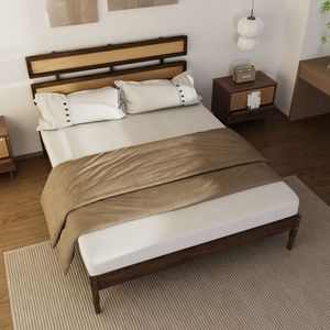 Letto matrimoniale in stile bohémien con testiera in rattan intrecciato, in legno di pino con finitura noce scuro, opzione verniciata disponibile - Product Image 1