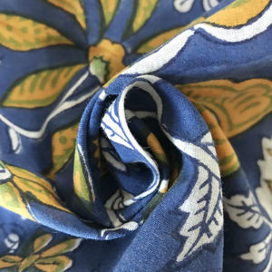 Tela de algodón estampada a mano – Base azul índigo con estampado floral amarillo mostaza, textil tradicional indio - Product Image 2