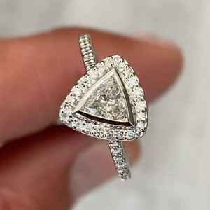 Bague de mariage en moissanite taille triangle avec halo de diamants pour femme, en argent 925 original, pour un cadeau de charme serti clos, bijou pour partenaire - Product Image 1