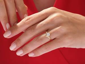 Precioso Anillo de Compromiso con Diamante Solitario Corte Princesa de 1.01CT VS1 Cultivado en Laboratorio con Oro de 18K, Regalo de Lujo para Novios - Product Image 2