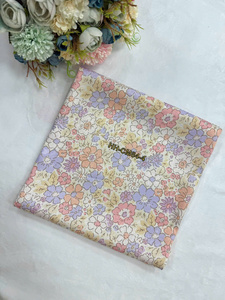 Tissu satiné floral 58/60 pouces 100% polyester tissé imprimé 60 g/m² léger respirant Modèle 8027 Textile de maison - Product Image 1