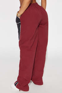 Pantalon de survêtement coupe-vent léger en tissu tissé avec passepoil contrastant rouge bordeaux, marque privée, pour hommes, fabricant de bas de tenue mode - Product Image 4