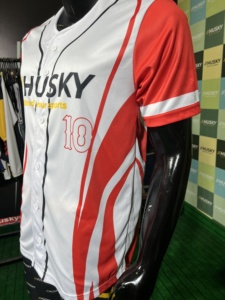 Camiseta de Béisbol Husky Blanca y Roja, Absorbente de Humedad, Sublimada, de Poliéster, Cuello en V, Deportiva, Manga Corta, para Hombre, Adulto, Corte Regular - Product Image 2