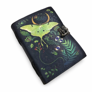 Carnet de notes vierge « Livre des Ombres » avec fermoir à cadenas, en cuir fait main vintage, imprimé papillons Luna et Morpho, pour journal intime et croquis - Product Image 1