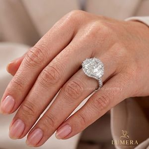 Bague de fiançailles à trois pierres taille coussin, certifiée IGI, avec diamants latéraux trapézoïdaux, diamant de laboratoire, bande en or blanc - Product Image 5