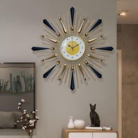 Reloj de pared metálico que puede aportar simetría y equilibrio a una habitación. El brillo metálico elegante realza la iluminación interior general.