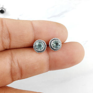 Boucles d'oreilles clous rondes en topaze bleue naturelle – Bijoux fins faits à la main en argent 925 pour femmes et hommes - Product Image 1