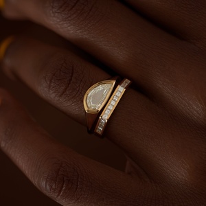 Bague Chevalière Solitaire Orientale et Occidentale de Luxe pour Femme en Or Jaune 18K avec Diamant de Laboratoire Taille Bouclier 1,50 ct E VS1 Certifié IGI - Product Image 4