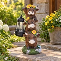 Statue de jardin en résine : Famille de vaches des Highlands avec tournesols, décorations de vaches empilées tenant une lanterne, avec éclairage solaire jaune chaud
