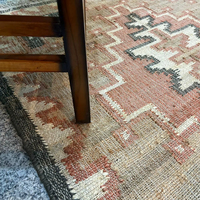 Handgefertigter Jute-Kelim-Teppich mit Tribal-Geometriemuster, Naturfaser, Niedrigflorig, Dünner Teppich mit Fransen