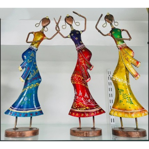 Ensemble de 3 figurines artisanales Art Déco verticales et mobiles représentant des femmes dansantes tribales (objets d'art ethniques en métal pour Diwali et mariages) - Product Image 2