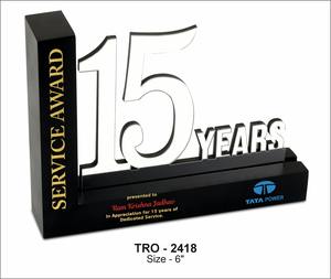 Trofeo de reconocimiento de hito numérico con diseño de acrílico cortado y base sólida para el agradecimiento a los empleados y la reconocida labor de larga duración. - Product Image 3