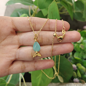 Nouvel Arrivage Collier avec Pendentif Poisson en Quartz Calcaïdonie, Queue de Sirène, Plaqué Or 18 carats, Pierre Précieuse Taillée Poire, Chaîne en Laiton - Product Image 4