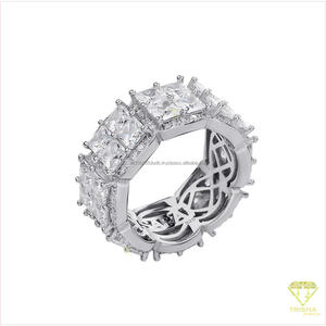 Anillo de Plata 925 de Primera Calidad con Diamante Cultivado en Laboratorio, Diseño Geométrico Cuadrado y Detalle Central Brillante - Product Image 2