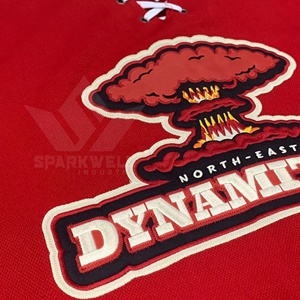 เสื้อฮอกกี้น้ำแข็งสีแดงขาวสำหรับผู้ชาย แขนสามส่วน คอวี ระบายอากาศได้ดี ทรงปกติ ผลิตจากโพลีเอสเตอร์ 100% น้ำหนัก 140 กรัม - Product Image 6