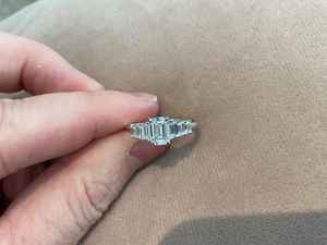 Anillo de moissanita con corte esmeralda y siete piedras únicas para mujer, plata 925 original con baño de oro, ideal como regalo de promesa nupcial. - Product Image 4