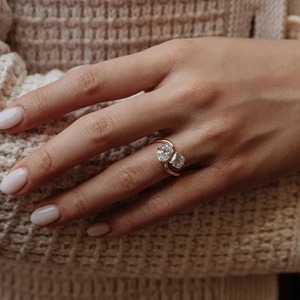 Bague de fiançailles solitaire Toi et Moi en or jaune 14 carats avec diamant ovale taille coussin de 2,25 carats, deux pierres cultivées en laboratoire, style minimaliste - Product Image 4