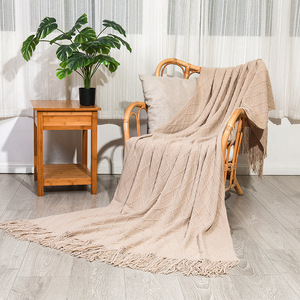 Couverture épaisse en coton à carreaux nordiques avec pompons, taille personnalisée, chaude pour l'hiver, pour la sieste, le canapé et la décoration intérieure - Product Image 2