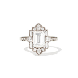 Bague de fiançailles en or jaune 14 carats avec diamant de laboratoire taille émeraude style Art Déco - Product Image 5