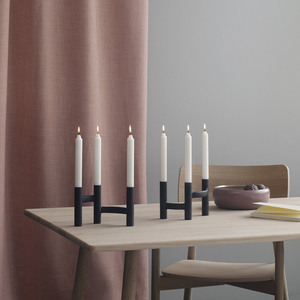 Candelabro de Metal con Recubrimiento de Polvo Negro con Columnas Tubulares Interconectadas y Líneas Arquitectónicas Elegantes para Decoración del Hogar - Product Image 1