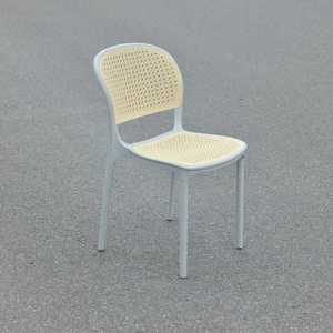 Chaise en plastique moulé imitation osier de couleur grise haut de gamme - Une chaise de jardin en plastique bien conçue - Product Image 1