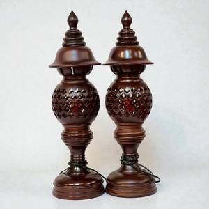 Une paire de lampes d'autel en bois en forme de nid d'abeille. - Product Image 5