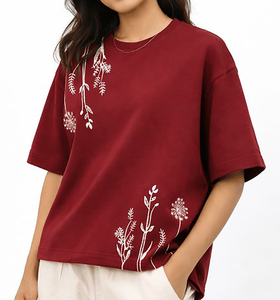 Camiseta de Mujer con Bordado Floral Rojo, Cuello Redondo, Manga Corta, Corte Holgado, Informal, 100% Algodón Jersey, Bordado a Mano - Product Image 1