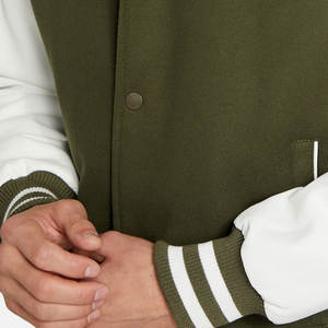 Veste varsity en toile premium pour homme |   Blouson bomber en polaire vert olive et blanc contrastant avec manches contrastées, style streetwear - Product Image 6
