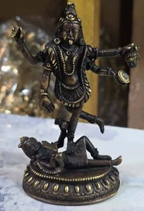 Statua Antica in Metallo della Dea Kali con Incisioni e Stampa in Rilievo, Decorazione Religiosa per la Casa da Asthamangal Gift & Craft - Product Image 3