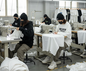 Camisetas Oversize de Color Sólido, Personalizadas con Serigrafía de Logotipo, 100% Algodón Grueso, Estilo Urbano Holgado - Product Image 6