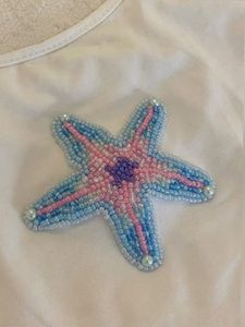Top de cuentas contemporáneo con elaborados motivos bordados y refinados detalles de adorno hechos a mano - Product Image 4