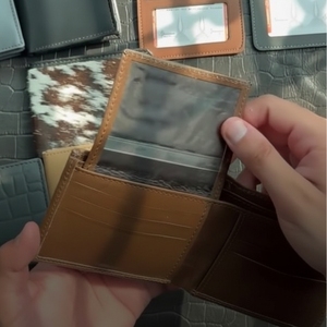 Cartera Bifold Clásica de Cuero Genuino Marrón para Hombre, con Doble Compartimento para Billetes, Porta Pasaportes Extraíble, Ranura Transparente para Identificación, Múltiples Bolsillos y Compartimento para Tarjetas - Product Image 3