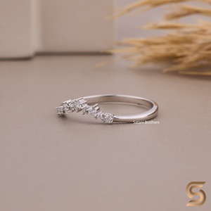 แหวนเพชรเลี้ยงในห้องปฏิบัติการ ดีไซน์โค้งมน ทรงกลม คัตติ้ง EF VS ระดับมินิมอล เหมาะสำหรับงานแต่งงาน สามารถสวมซ้อนกันได้ งานฝีมือประณีต ดีไซน์หรูหรา - Product Image 4