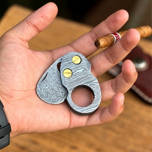 Coupe-cigares artisanal en acier Damas avec poignée en laiton, double lame de précision, accessoire portable pour cigares, fabricant en gros sur mesure - Product Image 3