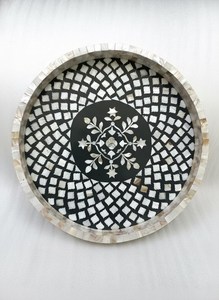 Plateau rond fait main avec incrustation de nacre |   Décoration de service florale géométrique |   Service de table artisanal décoratif |   Plateau rond en marbre incrusté - Product Image 3