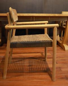 Chaise de salle à manger d'extérieur moderne Jelita, structure en teck massif, tressage en rotin synthétique, finition bien poncée, aucun assemblage requis - Product Image 4