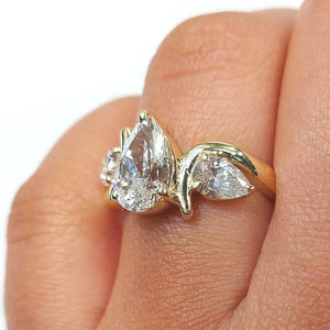 แหวนหมั้นเพชรทรงหยดน้ำสามเม็ด ทองคำขาวชุบโรเดียม 14K เพชร CVD ผลิตในห้องปฏิบัติการ สำหรับผู้หญิง รับรองโดย IGI หรูหรา - Product Image 4