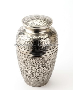 Urnes de souvenir en laiton fabriquées à la main abordables pour les cendres, idéales pour les familles à la recherche de monuments commémoratifs élégants mais abordables - Product Image 4