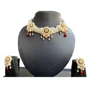 Ensemble de colliers Jaal Puwai faits à la main en laiton plaqué or avec des motifs floraux et des perles rouges et vertes, style ethnique indien pour femmes - Product Image 1